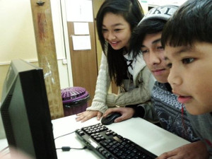 I ragazzi del centro Armadillo lavorano su un computer donato da ICOA