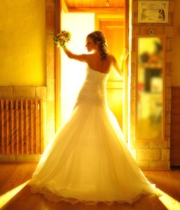 Luci gialle sposa durante la preparazione. Celli - Fotografo matrimonio Roma