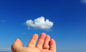 Mano verso nuvola. I vantaggi economici del Cloud Computing